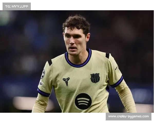 训练场上，克里斯滕森在队友搀扶下接受检查，眉头紧锁